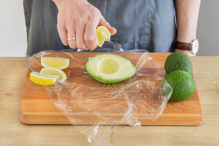 Avocado mit Zitronensaft beträufeln