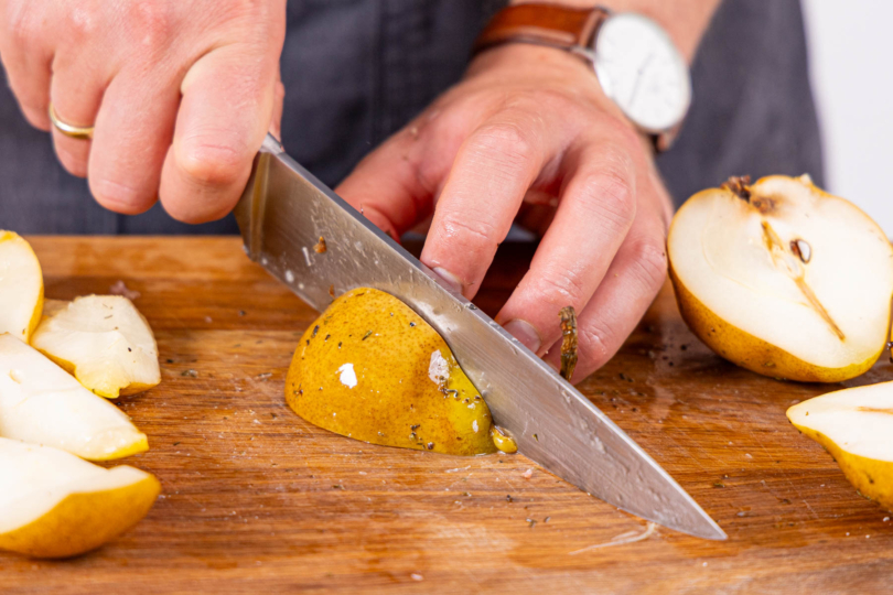 Birnen vierteln und entkernen