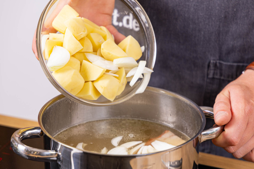 Kartoffeln und Zwiebeln kochen