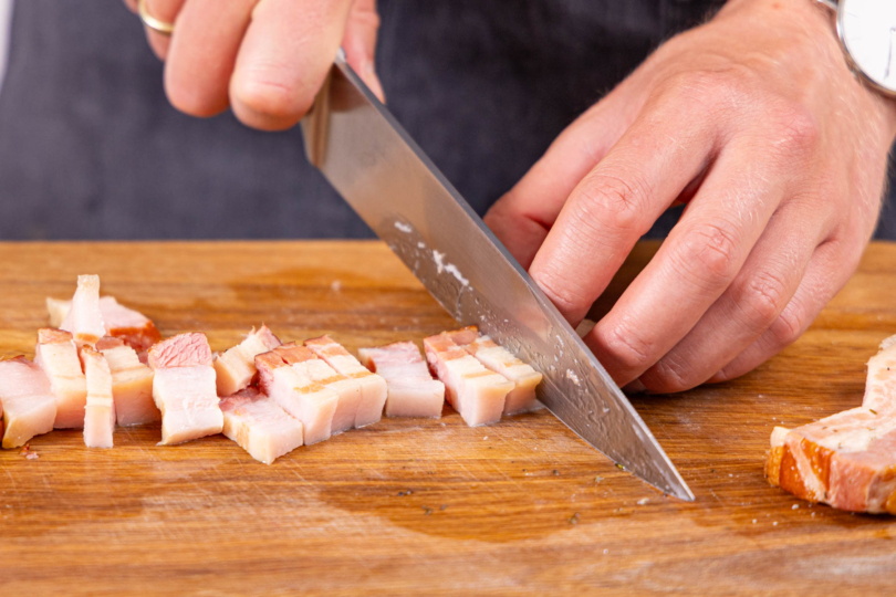 Speck in Streifen schneiden