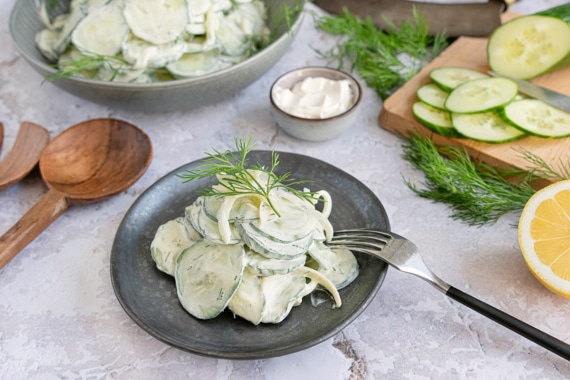 Klassischer Gurkensalat mit saurer Sahne | Rezept - eat.de