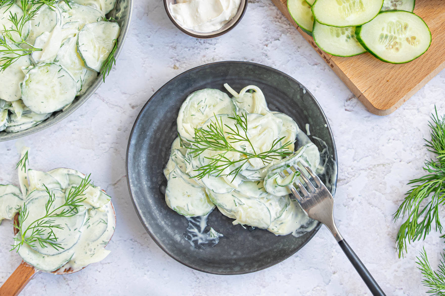 Schneller Gurkensalat mit Dill und roten Zwiebeln | Rezept