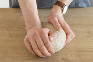 Teig noch einmal per Hand kneten