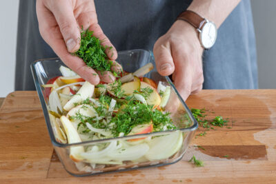 Dill zum eingelegten Hering geben
