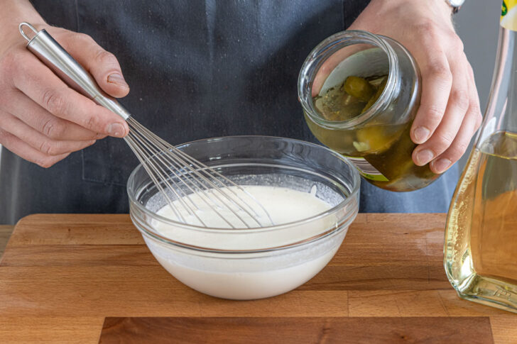 Gurkenwasser zur Marinade geben
