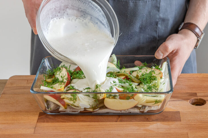 Marinade für eingelegten Hering in die Form geben