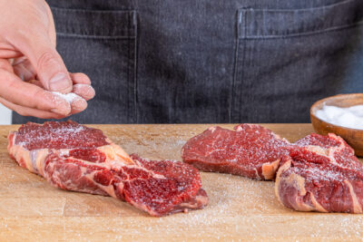 Fleisch von beiden Seiten salzen