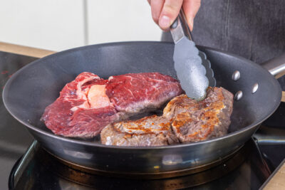 Steaks von beiden Seiten anbraten