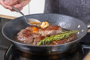 Steaks immer wieder mit Butterschmalz übergießen
