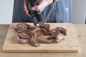 Leber nach dem Braten salzen und pfeffern