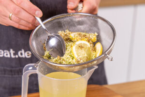 Sirup durch ein Sieb geben