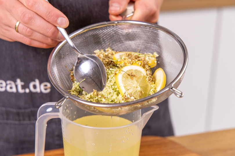 Sirup durch ein Sieb geben