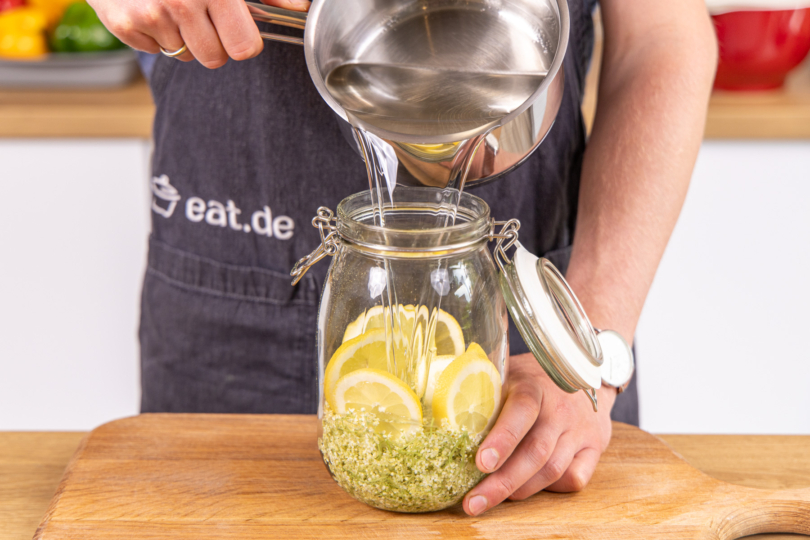 Zuckersirup mit ins Glas geben