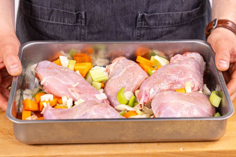 Gemüse zum Fleisch geben und und im Ofen garen