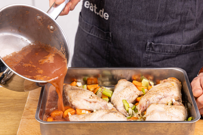 Fond zum Fleisch geben und weiter garen
