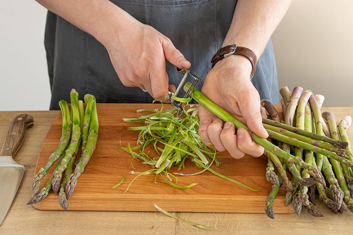 Grünen Spargel schälen