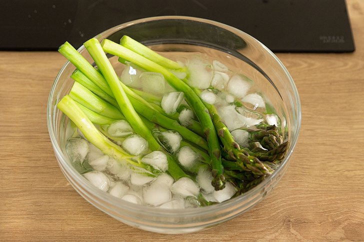 grünen Spargel nach dem Kochen abschrecken
