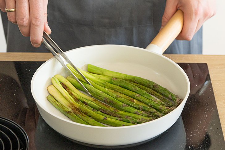 grünen Spargel braten