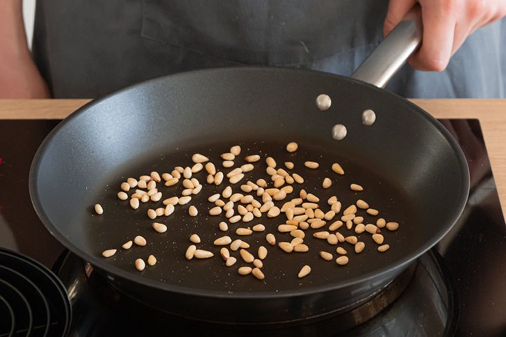 Pinienkerne anrösten
