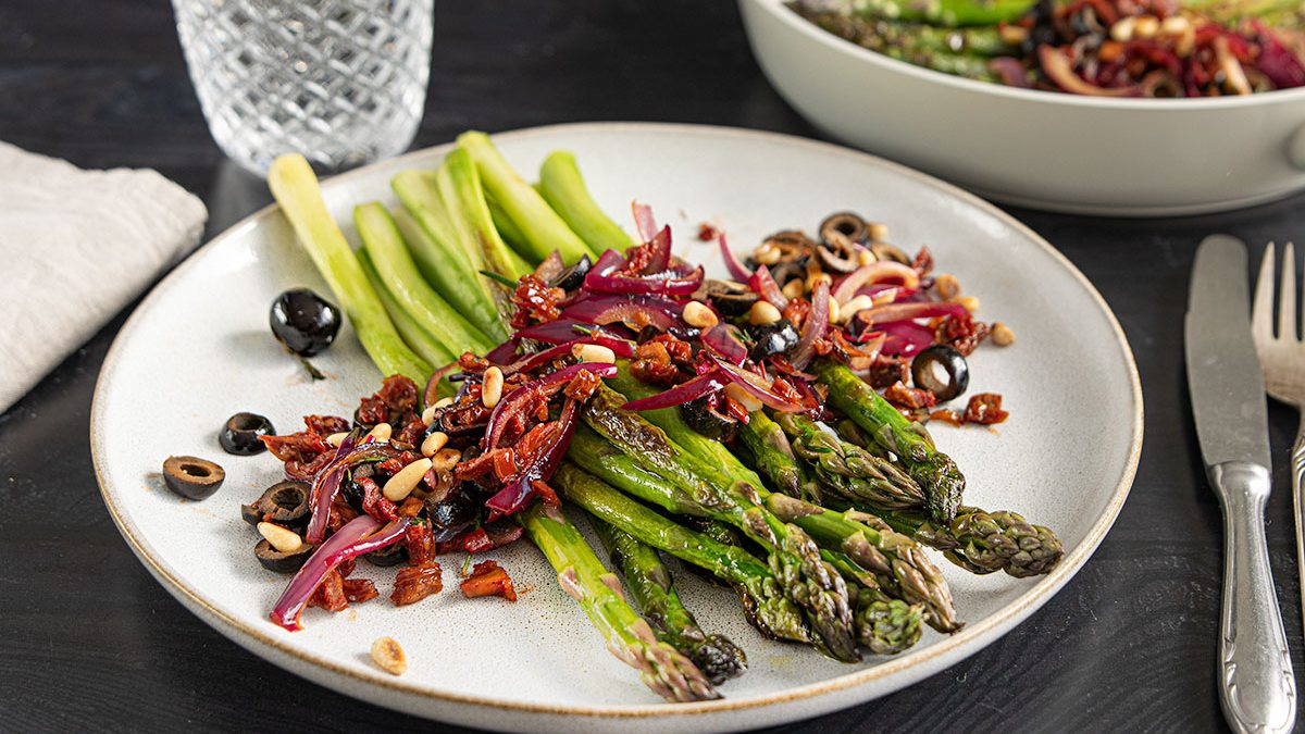 Gebratener grüner Spargel mediterran zubereitet | Rezept - eat.de