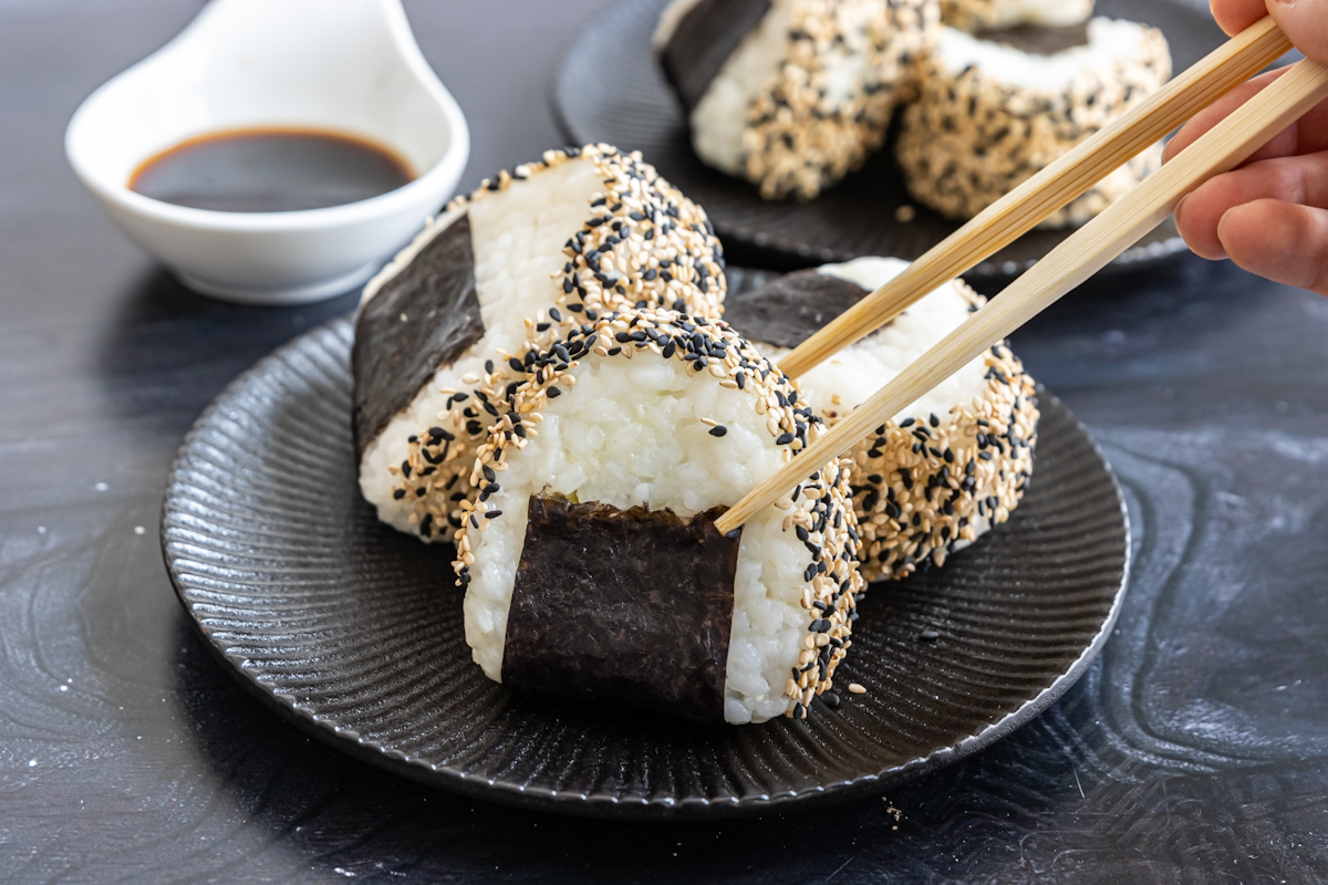 Onigiri Rezept: Japanische Reisbällchen selber machen | Rezept - eat.de