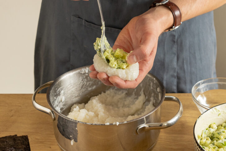 Japanische Reisbällchen füllen