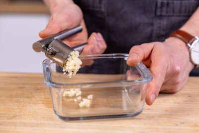 Knoblauch pressen