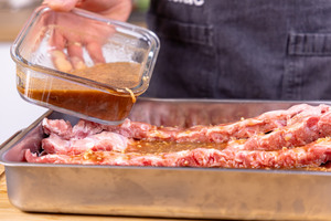 Rippchen mit Bier-Marinade marinieren