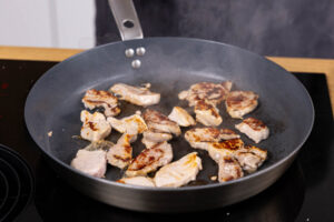 Schweinefleisch in der Pfanne scharf anbraten