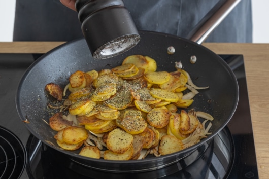 Bratkartoffeln würzen