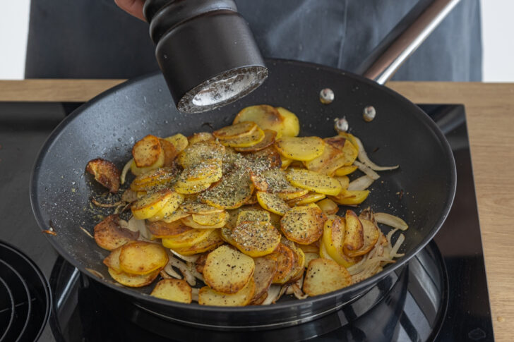 Bratkartoffeln würzen
