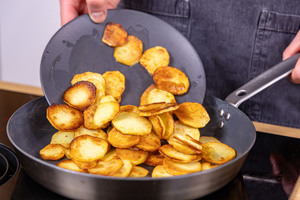 Bratkartoffeln in die Pfanne geben