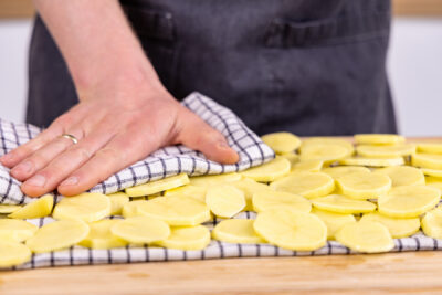 Kartoffelscheiben abtrocknen