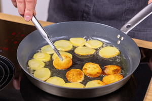 Kartoffelscheiben wenden
