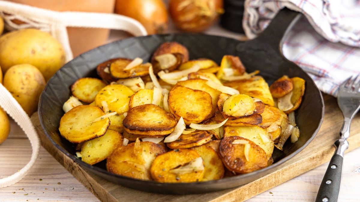 Schnelle Bratkartoffeln aus rohen Kartoffeln | Rezept - eat.de