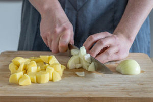 Kartoffeln und Zwiebeln würfeln