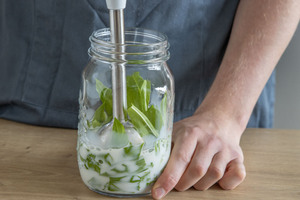 Bärlauch und Milch pürieren