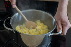 Kartoffeln und Zwiebeln anschwitzen