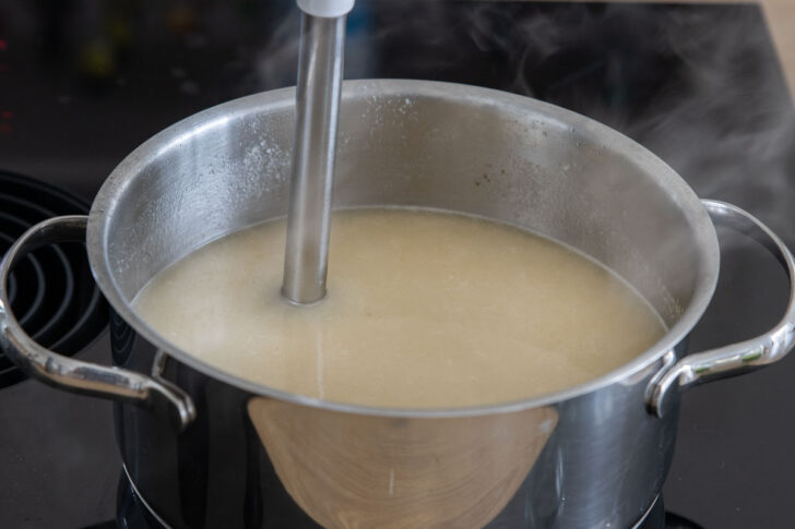 vegane Bärlauchsuppe pürieren