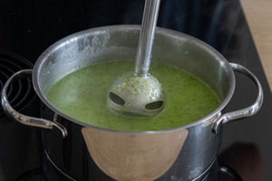 Vegane Bärlauchsuppe pürieren