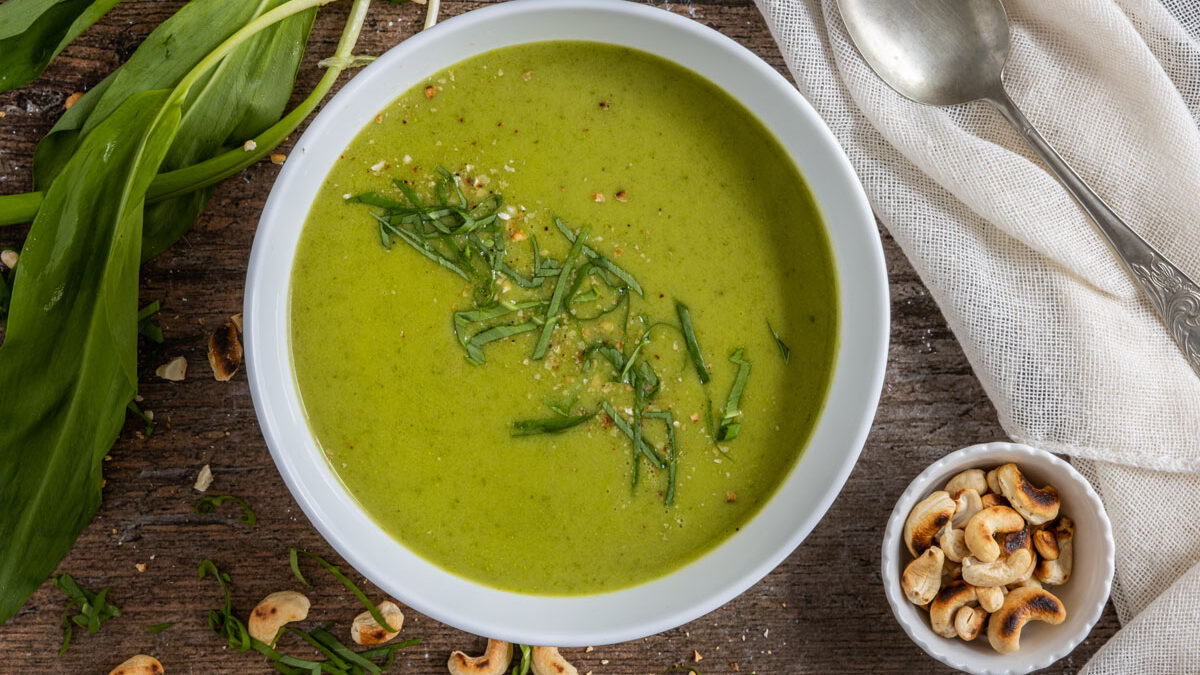 Vegane Bärlauchsuppe mit Kartoffeln