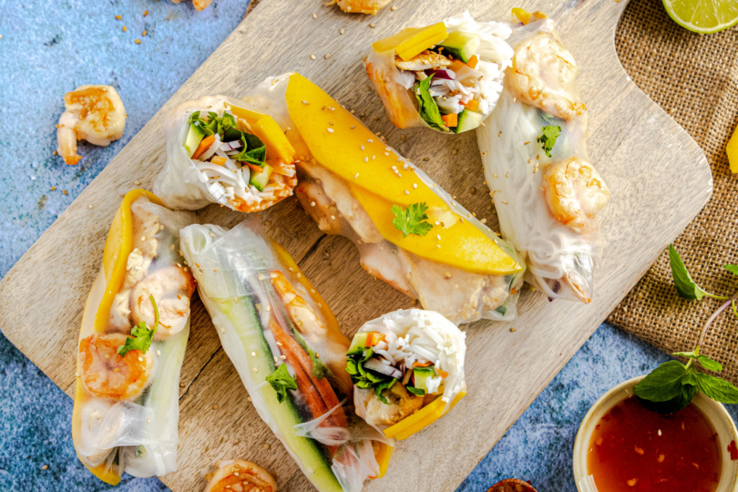 Vietnamesische Sommerrollen mit Garnelen top down