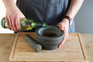 Riesling in Mörser zugeben