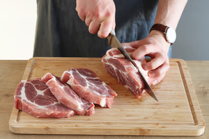 Schweinenacken schneiden