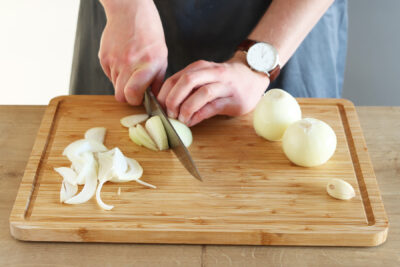 Zwiebeln und Knoblauch schneiden
