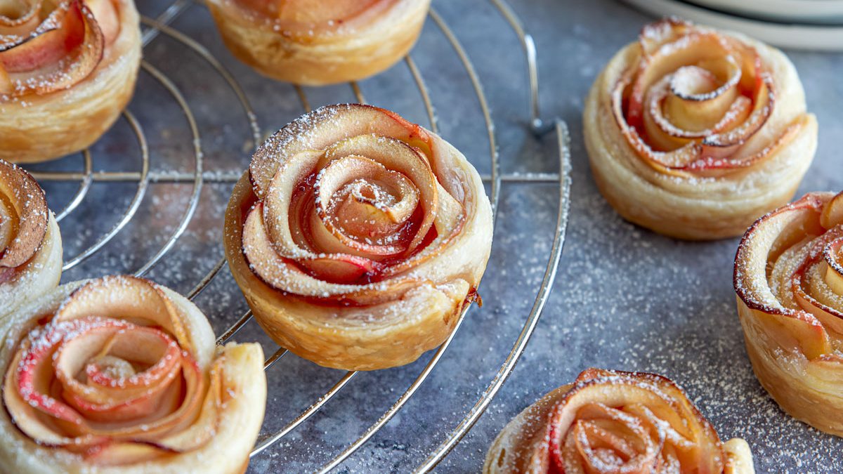Leckere Apfelrosen mit Blätterteig backen | Rezept - eat.de