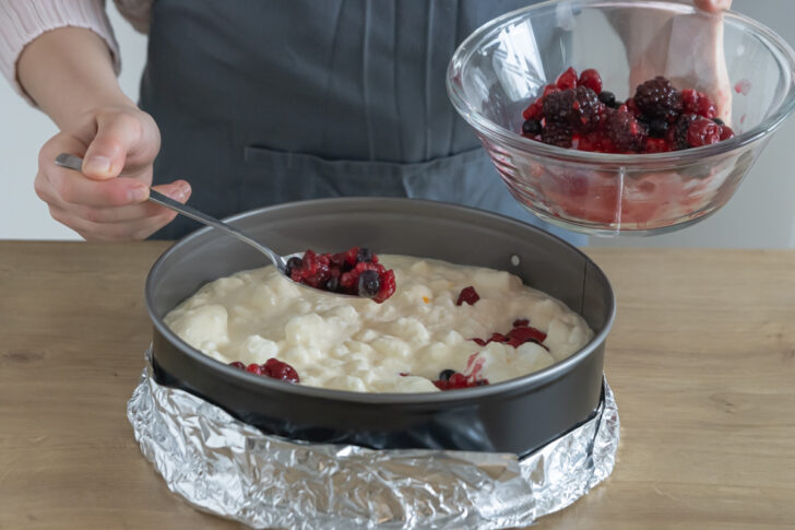 Beeren auf dem Zauberkuchen verteilen