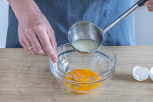 Ei mit Blumenkohlsuppe verquirlen