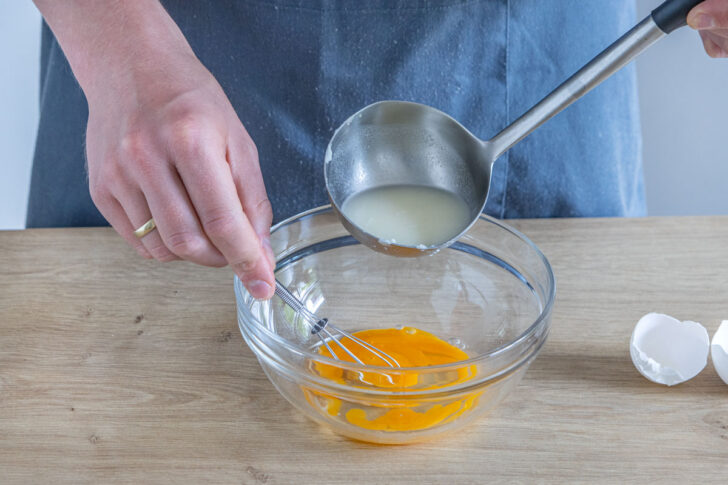 Ei mit Blumenkohlsuppe verquirlen