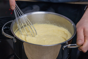Polentabrei im Topf kochen